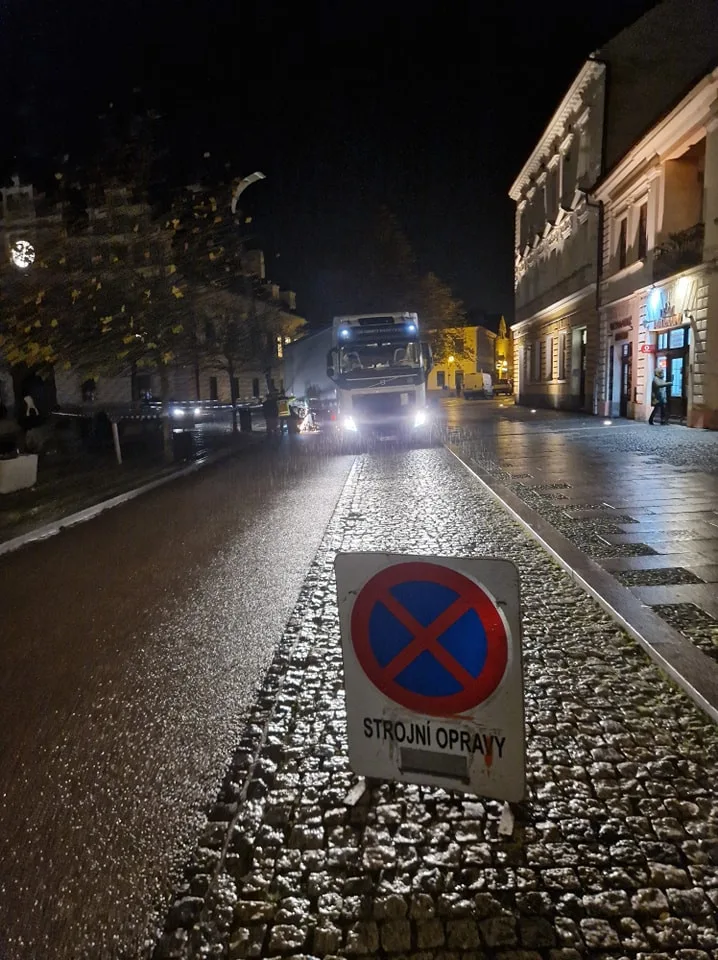 Demoliční jízdou na náměstí způsobil zbloudilý kamion škodu v řádech statisíců. Řidič slepě věřil navigaci