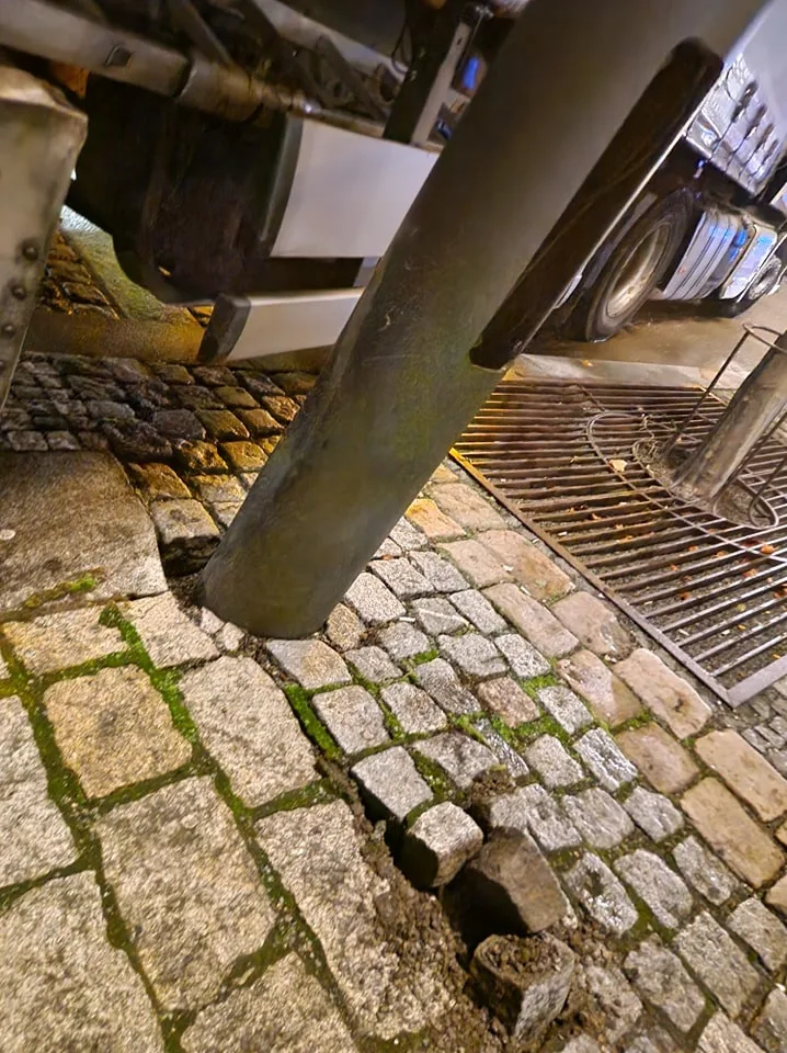 Demoliční jízdou na náměstí způsobil zbloudilý kamion škodu v řádech statisíců. Řidič slepě věřil navigaci