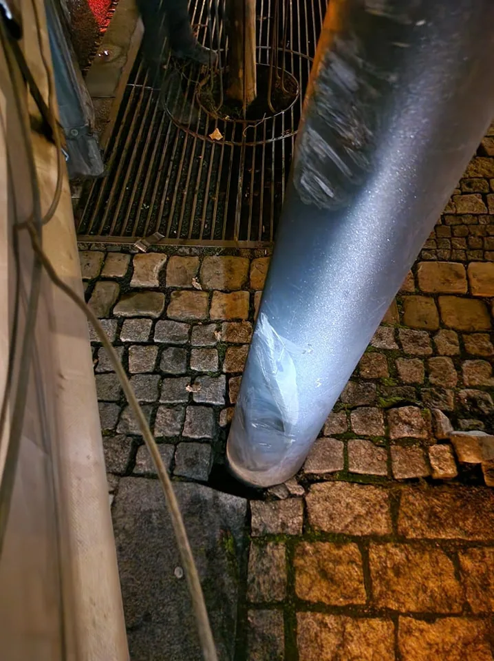 Demoliční jízdou na náměstí způsobil zbloudilý kamion škodu v řádech statisíců. Řidič slepě věřil navigaci