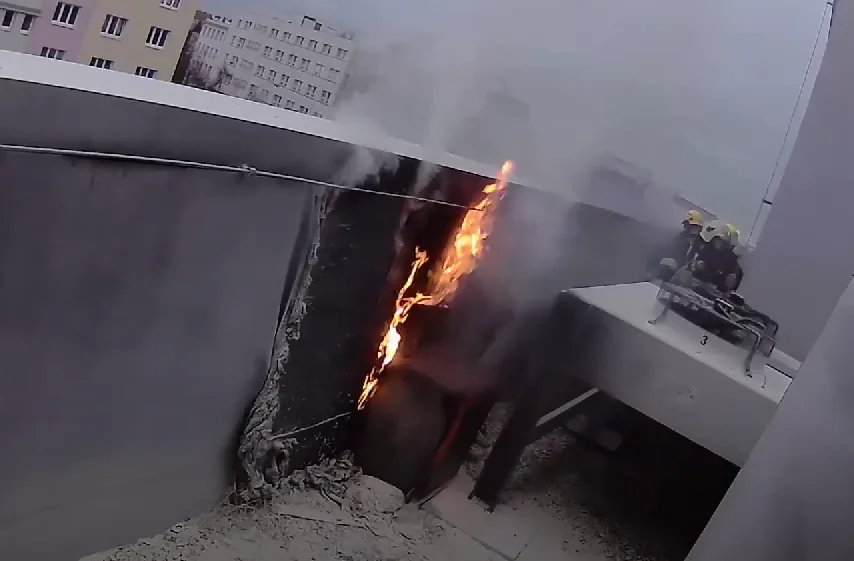 VIDEO: Hasiči vylučují spekulace, že požár v nákupním centru souvisí s otevřením pobočky fast foodu