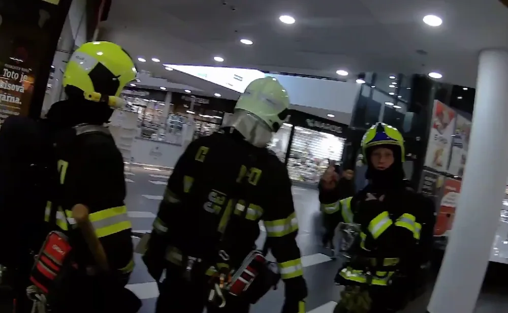 VIDEO: Hasiči vylučují spekulace, že požár v nákupním centru souvisí s otevřením pobočky fast foodu