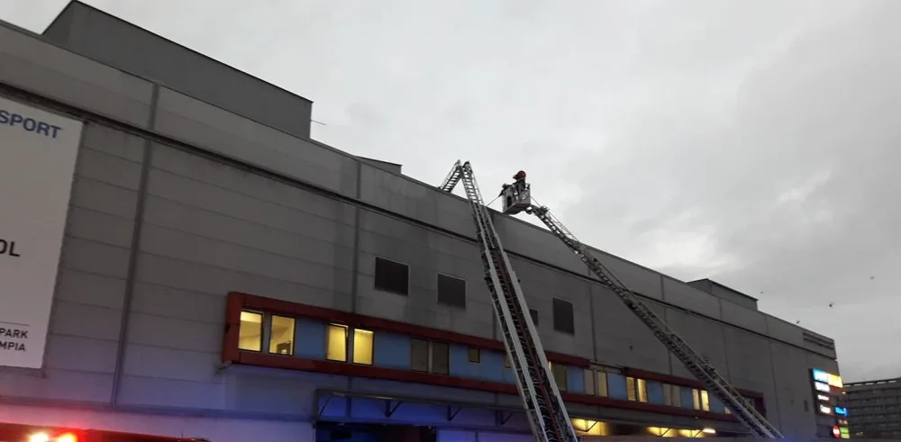 VIDEO: Hasiči vylučují spekulace, že požár v nákupním centru souvisí s otevřením pobočky fast foodu