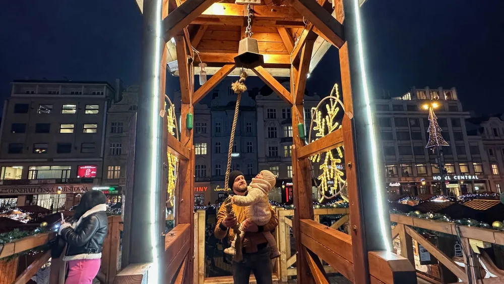 Stovky návštěvníků přilákaly v den zahájení velkolepé Adventní trhy v Plzni. Jsou největší v celém Česku
