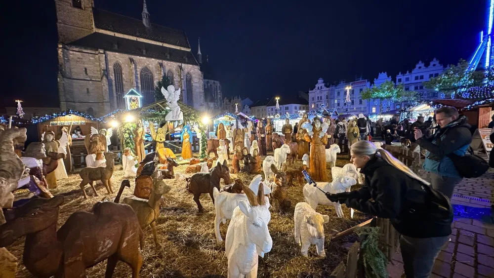 Stovky návštěvníků přilákaly v den zahájení velkolepé Adventní trhy v Plzni. Jsou největší v celém Česku