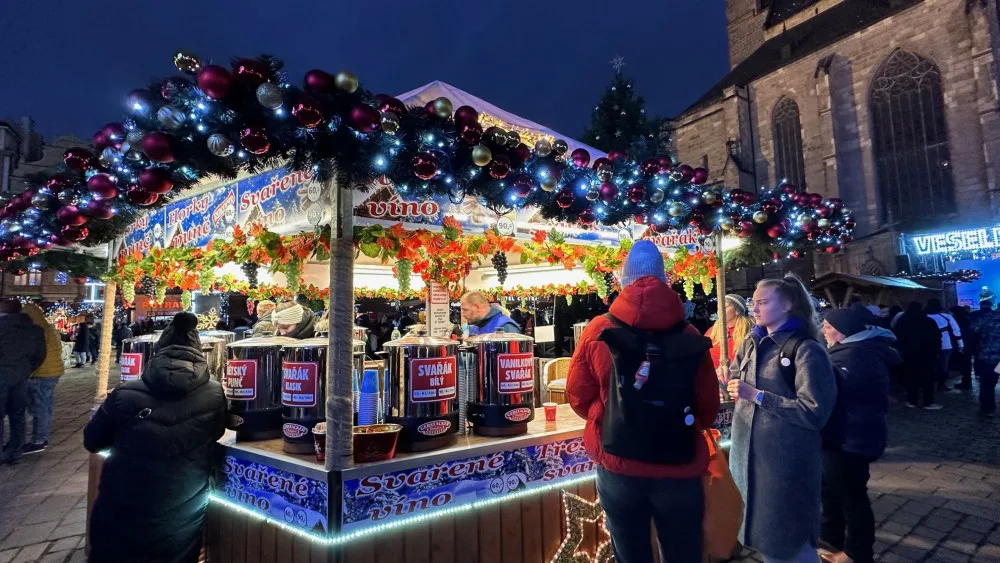 Stovky návštěvníků přilákaly v den zahájení velkolepé Adventní trhy v Plzni. Jsou největší v celém Česku