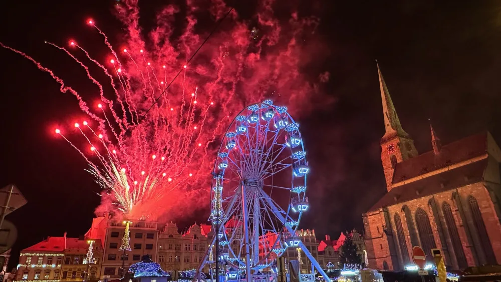 Stovky návštěvníků přilákaly v den zahájení velkolepé Adventní trhy v Plzni. Jsou největší v celém Česku