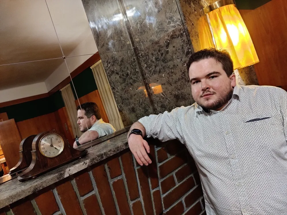 Chci, aby návštěvníci viděli byt a měli k tomu i zábavnou show, říká oblíbený průvodce po Loosových interiérech