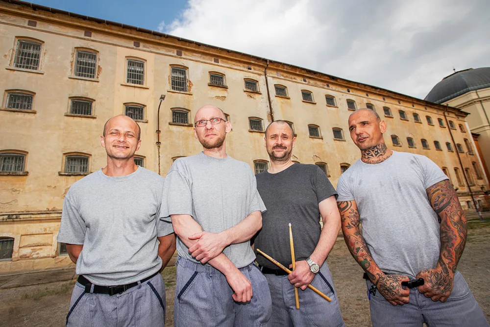 Festival Mezi katry na nádvoří plzeňské věznice, legendární kapela Těleso, složená z vězňů