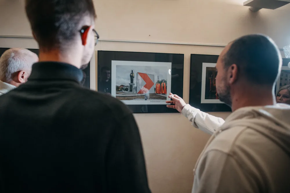 Fotograf Miroslav Chaloupka vystavuje své snímky ve studijní a vědecké knihovně, vsadil na humorný obsah