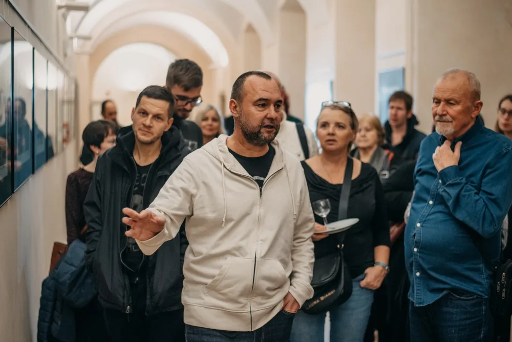 Fotograf Miroslav Chaloupka vystavuje své snímky ve studijní a vědecké knihovně, vsadil na humorný obsah