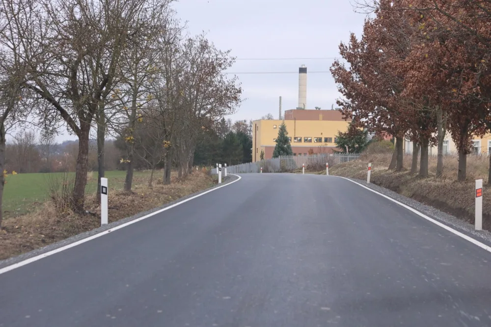 Dlouho zanedbávaný úsek silnice mezi Dobřany a Dnešicemi prošel opravou za 34 milionů korun