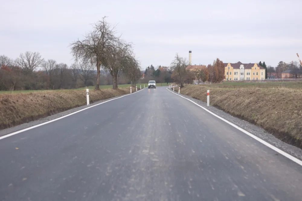 Dlouho zanedbávaný úsek silnice mezi Dobřany a Dnešicemi prošel opravou za 34 milionů korun