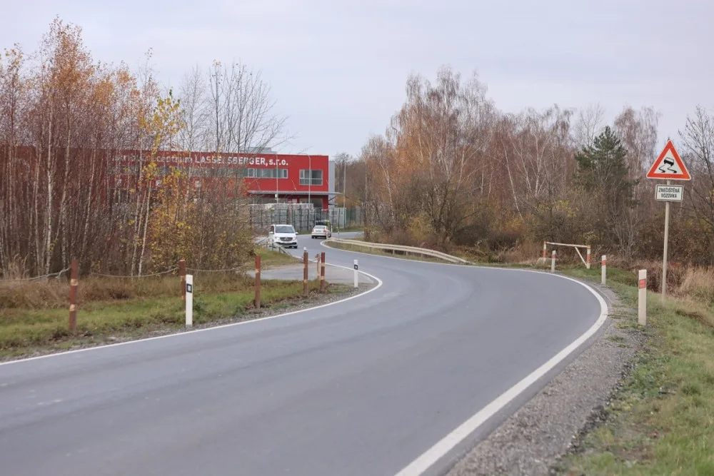 Dlouho zanedbávaný úsek silnice mezi Dobřany a Dnešicemi prošel opravou za 34 milionů korun