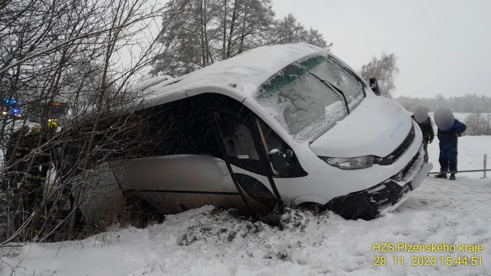 Na Klatovsku odpoledne havaroval i školní autobus