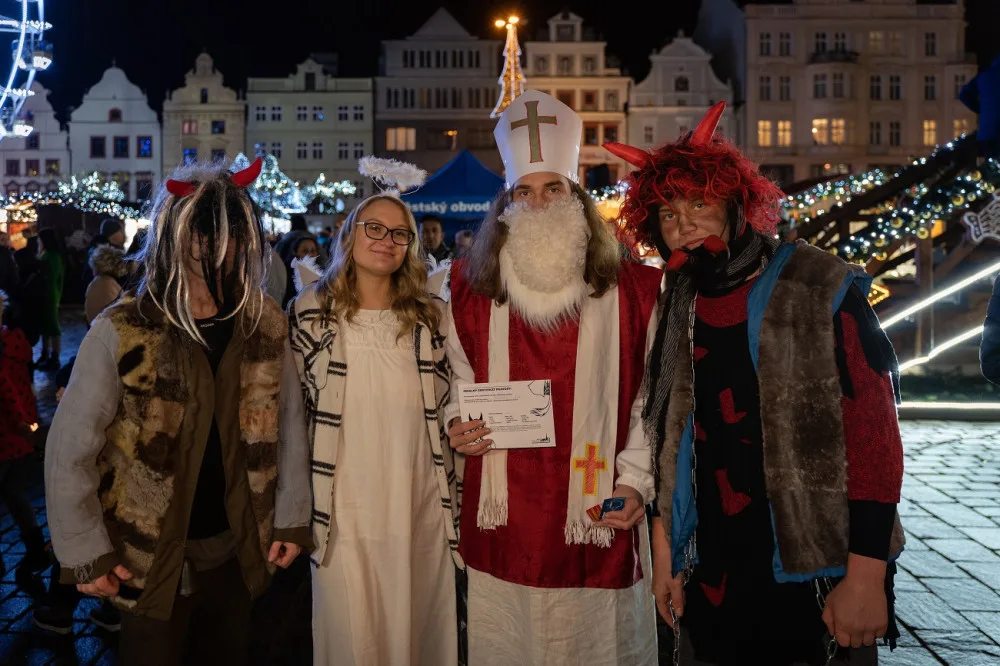 Trojka chce trumfnout svůj loňský zápis do České knihy rekordů, svolává na náměstí Mikuláše, čerty a anděly