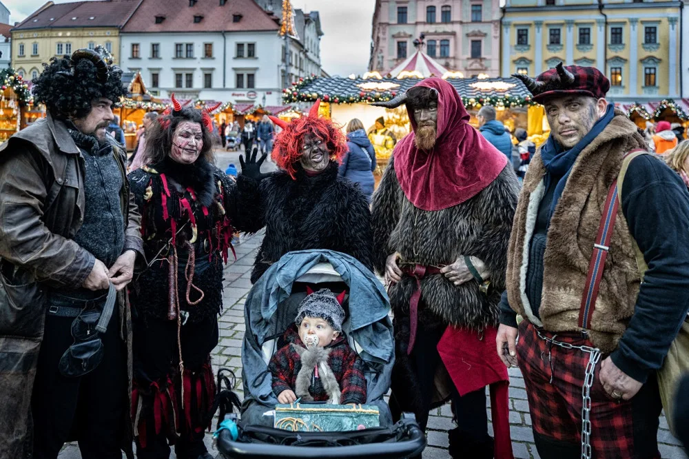 Trojka chce trumfnout svůj loňský zápis do České knihy rekordů, svolává na náměstí Mikuláše, čerty a anděly