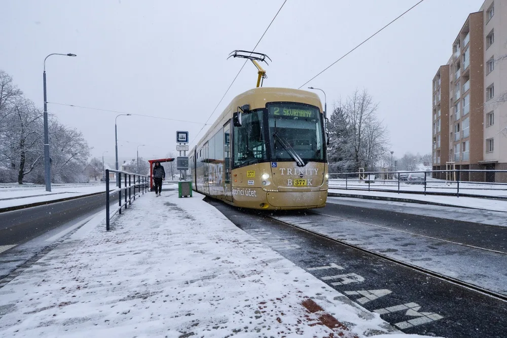 Na nově zrekonstruovaný úsek trati v ulici Terezie Brzkové se po pěti měsících konečně vrátily tramvaje