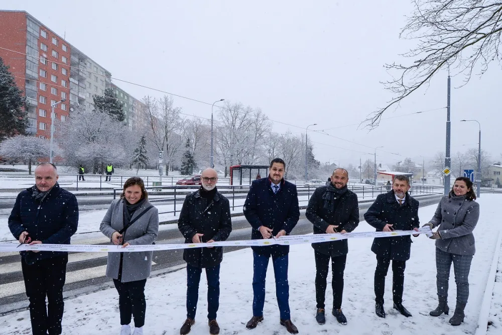 Na nově zrekonstruovaný úsek trati v ulici Terezie Brzkové se po pěti měsících konečně vrátily tramvaje