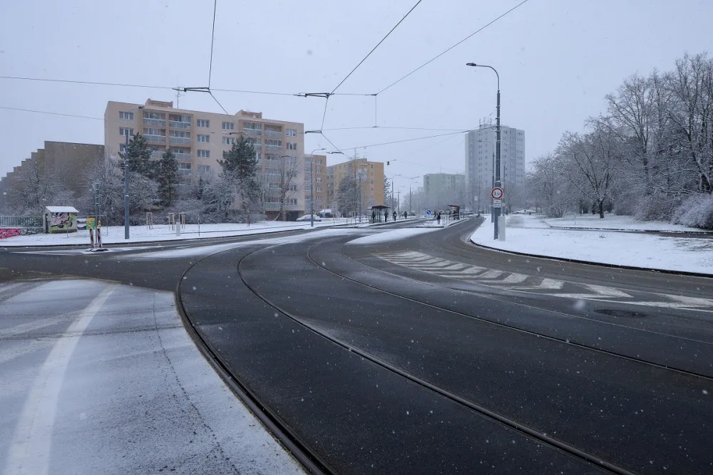 Na nově zrekonstruovaný úsek trati v ulici Terezie Brzkové se po pěti měsících konečně vrátily tramvaje