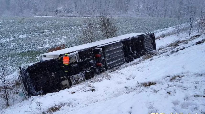 Z prudkého svahu u dálnice D5 se zřítil kamion a převrátil se na bok