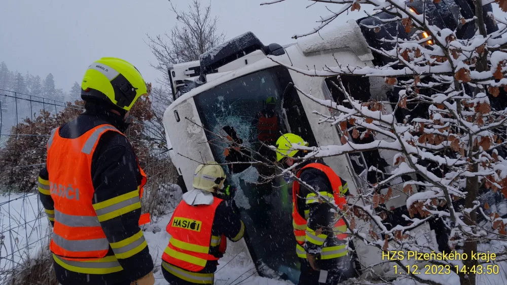Z prudkého svahu u dálnice D5 se zřítil kamion a převrátil se na bok