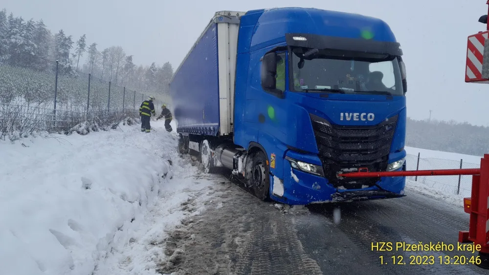 Mezi Velkými Dvorci a Mlýncem jsem vyprostili uvízlý kamion