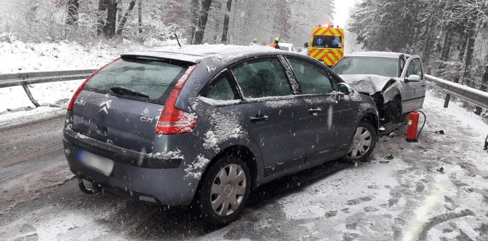 Na spojnici Svojkovice - Holoubkov se střetla dvě osobní a jedno nákladní vozidlo.