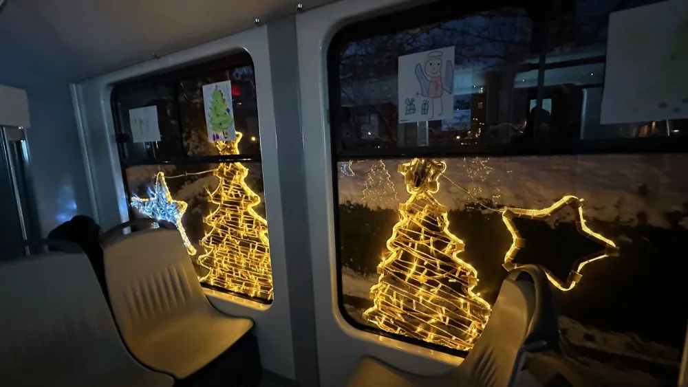 Na svoji premiérovou jízdu vyrazila do plzeňských ulic speciálně vyzdobená vánoční tramvaj ve zlaté barvě
