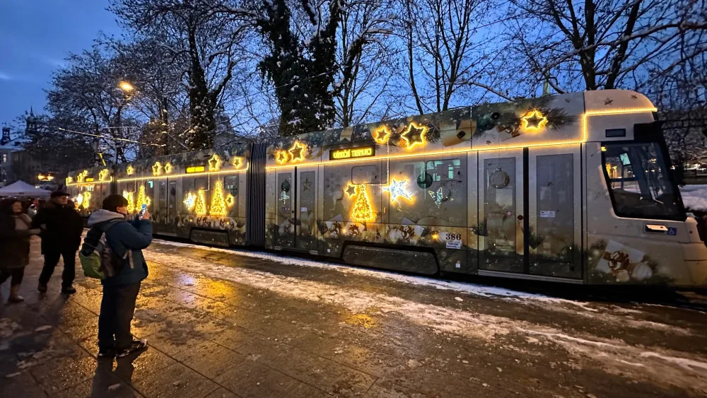 Na svoji premiérovou jízdu vyrazila do plzeňských ulic speciálně vyzdobená vánoční tramvaj ve zlaté barvě