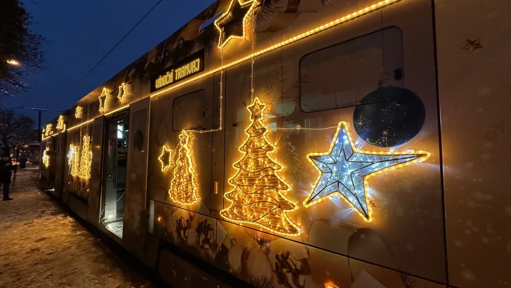 Na svoji premiérovou jízdu vyrazila do plzeňských ulic speciálně vyzdobená vánoční tramvaj ve zlaté barvě