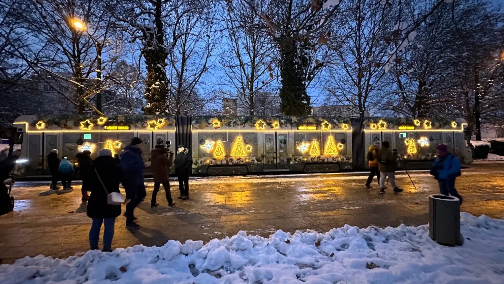 Na svoji premiérovou jízdu vyrazila do plzeňských ulic speciálně vyzdobená vánoční tramvaj ve zlaté barvě
