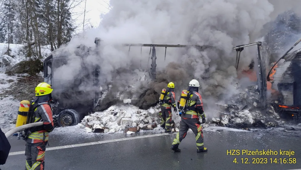 Na dálnici D5 shořel kamion po srážce tří nákladních vozidel. Zasahují tam vedle českých i němečtí hasiči