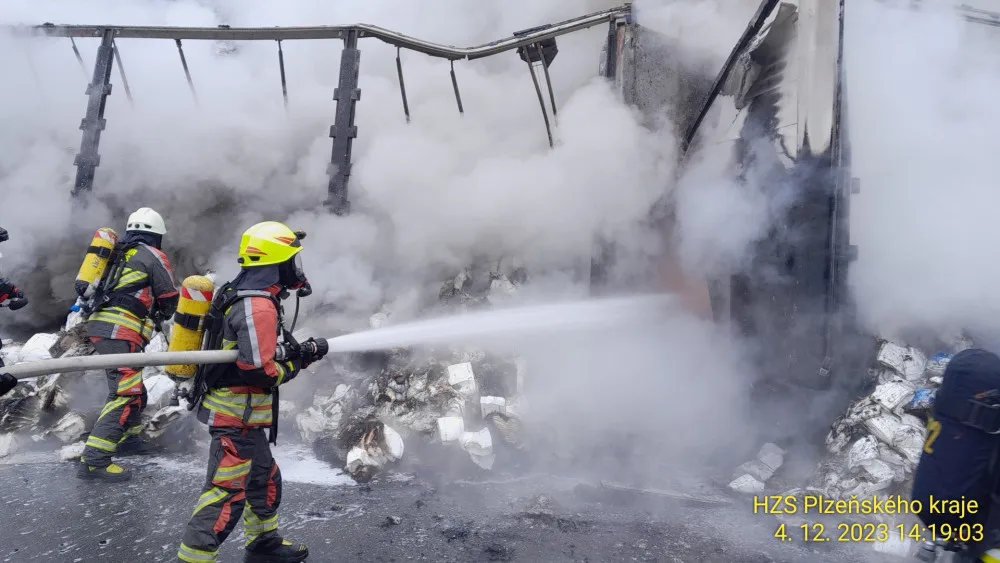 Na dálnici D5 shořel kamion po srážce tří nákladních vozidel. Zasahují tam vedle českých i němečtí hasiči