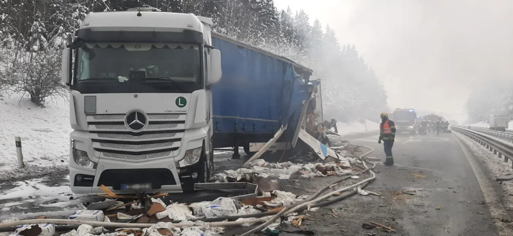 Po dvaceti hodinách se podařilo obnovit provoz na dálnici D5 u Rozvadova, kde shořel kamion po střetu tří vozidel