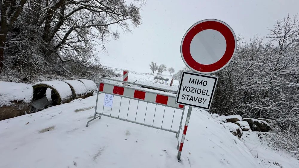 Kraj dal letos ze svého rozpočtu na stavby a opravy silnic 610 milionů korun. Teď se například pracuje na silnici mezi obcemi Seč a Zdemyslice