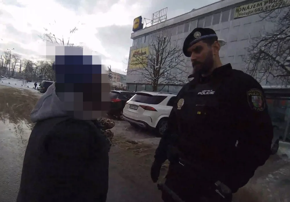 Opilá žebračka obtěžovala lidi u prodejny v centru města, policisty zasypala smrští nadávek