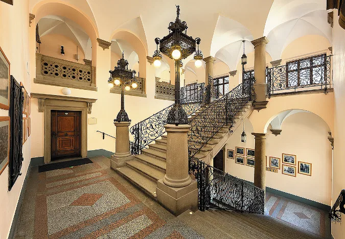 Plzeňská radnice se stala národní kulturní památkou, na seznam se dostala i Křižíkova tramvaj z roku 1899