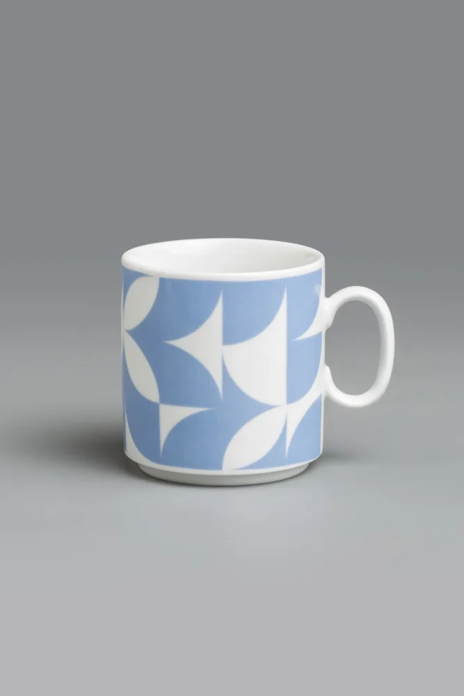 Karolína Pucholtová: Modern Retro in Blue / Motiv „Modern Retro“ odkazuje na estetiku minulého století, a přesto působí současně díky výraznému, zvětšenému měřítku. Je založen na tvaru kruhu, který byl oblíbeným výchozím tvarem pro mnohé, nejen grafické v