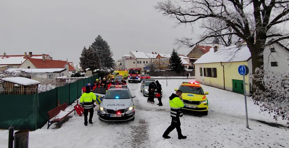 Pod holčičkou se prolomil led, když se snažila zachránit psa. Oba je z vody vytáhl pohotový muž
