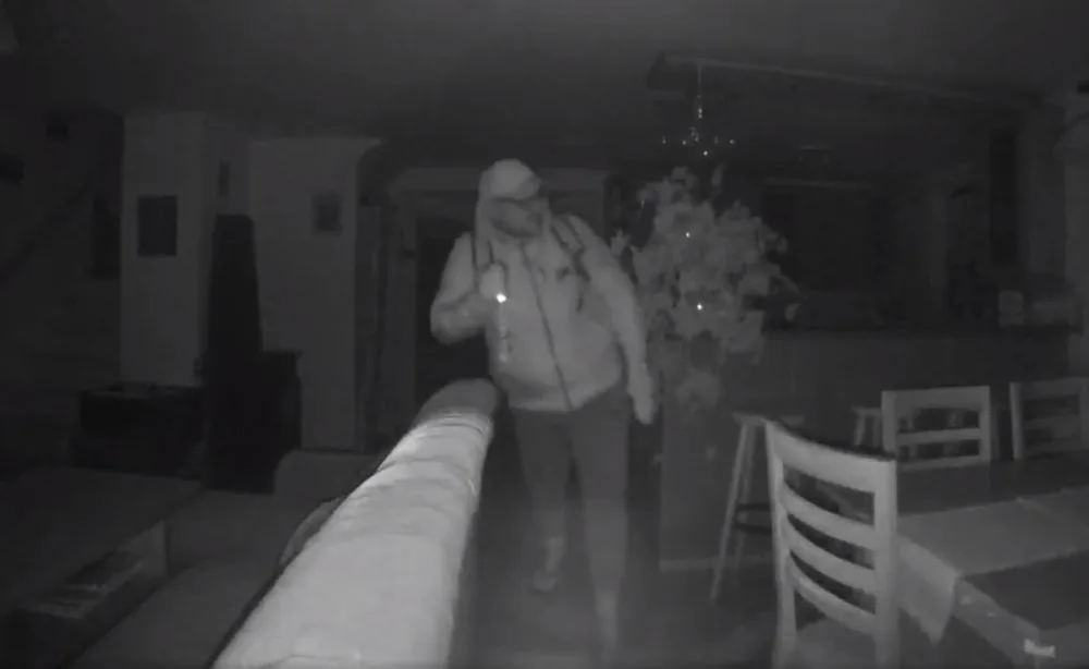 Důmyslně ukrytá kamera natočila uvnitř bytu tvář zloděje, který tam prohledával šuplíky. Teď ho hledá policie