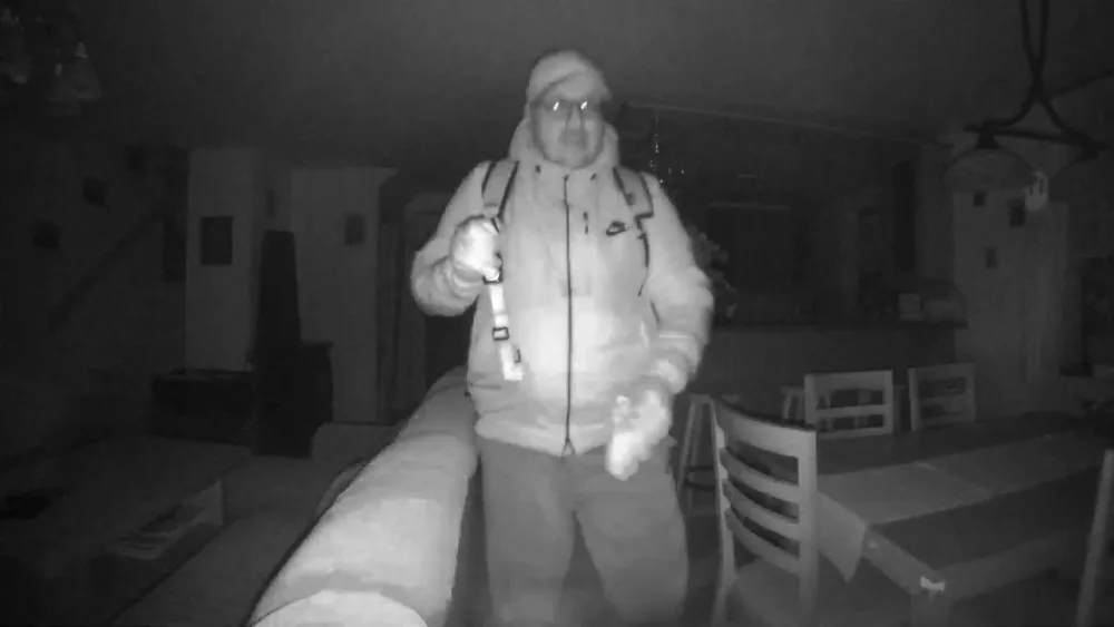 Důmyslně ukrytá kamera natočila uvnitř bytu tvář zloděje, který tam prohledával šuplíky. Teď ho hledá policie