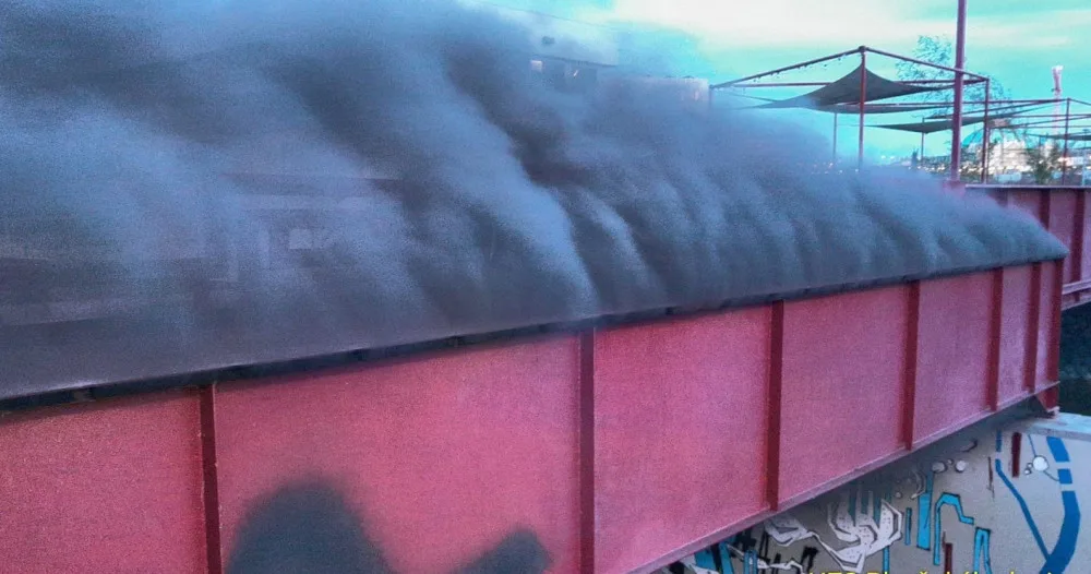 Z kovové lávky před kavárnou na náplavce se valil hustý dým. Požár ochromil provoz tramvají a trolejbusů