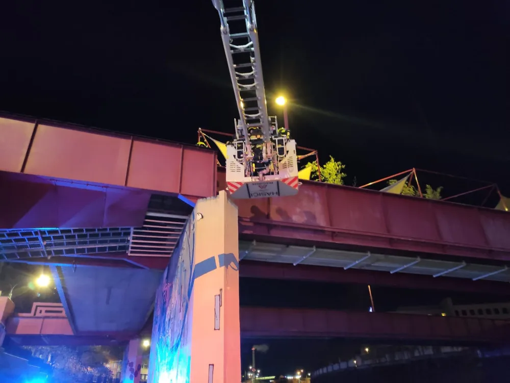 Z kovové lávky před kavárnou na náplavce se valil hustý dým. Požár ochromil provoz tramvají a trolejbusů