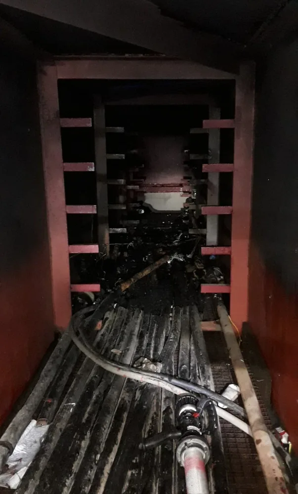 Z kovové lávky před kavárnou na náplavce se valil hustý dým. Požár ochromil provoz tramvají a trolejbusů