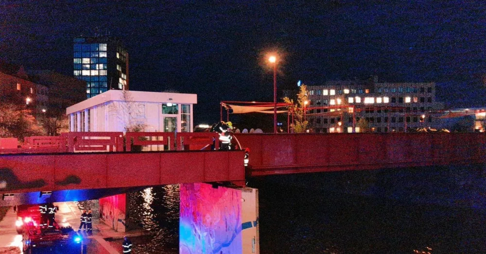 Z kovové lávky před kavárnou na náplavce se valil hustý dým. Požár ochromil provoz tramvají a trolejbusů