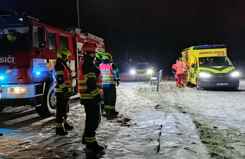 Řidiče zabil vlastní kamion, přimáčkl ho ke druhému zaparkovanému vozu