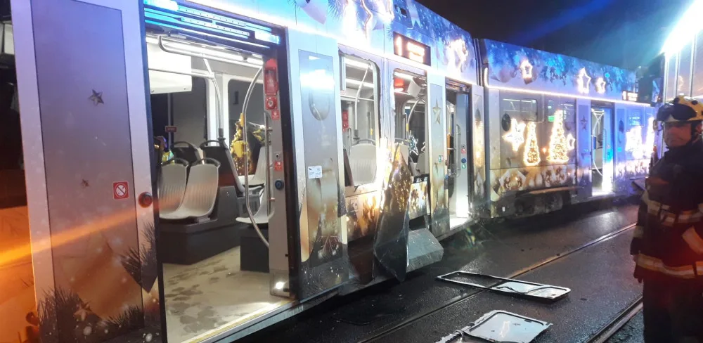 Nabouranou moderní vánoční tramvaj nahradí jeden z nejstarších vozů ve speciálním retronátěru