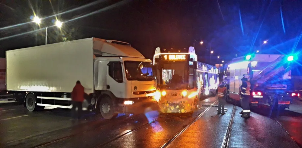 Nabouranou moderní vánoční tramvaj nahradí jeden z nejstarších vozů ve speciálním retronátěru