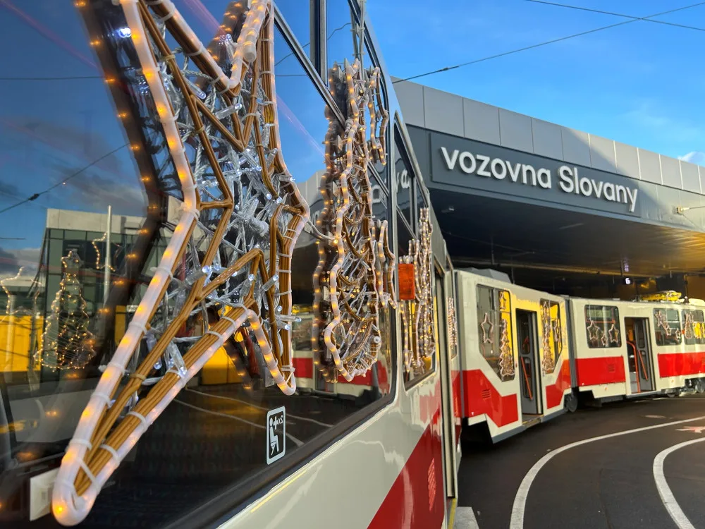 Nabouranou moderní vánoční tramvaj nahradí jeden z nejstarších vozů ve speciálním retronátěru