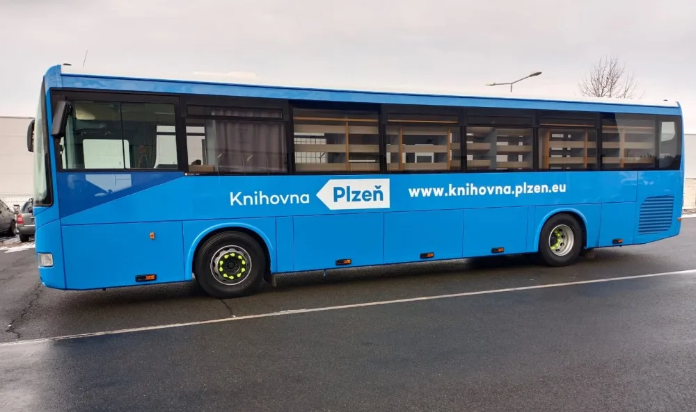 Unikátní knihovna na kolech se vrací do služby, bibliobus jezdí jen ve dvou městech v Česku